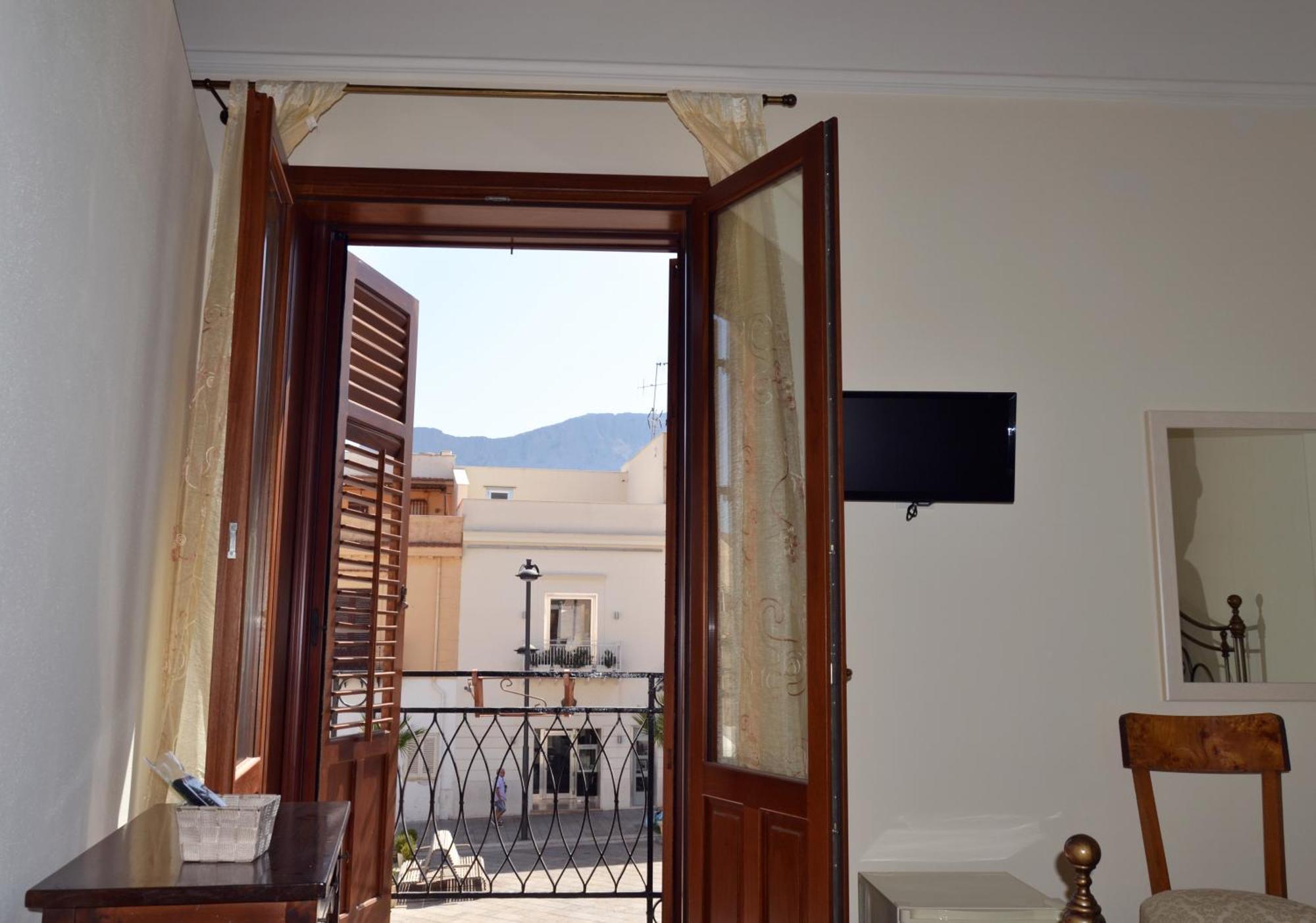 Palazzo Graziano Hotel Теразини Екстериор снимка